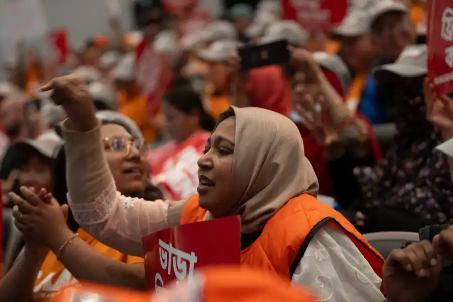 audience holding signs