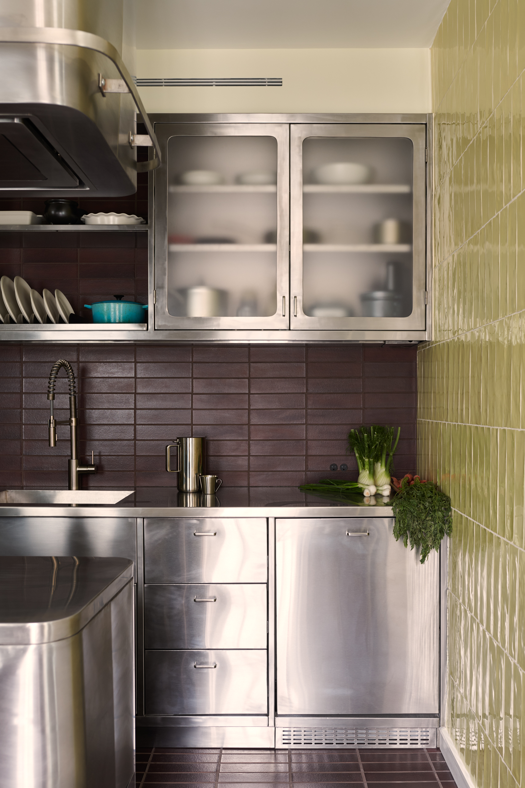 KITCHEN CABINET DETAIL CORNER